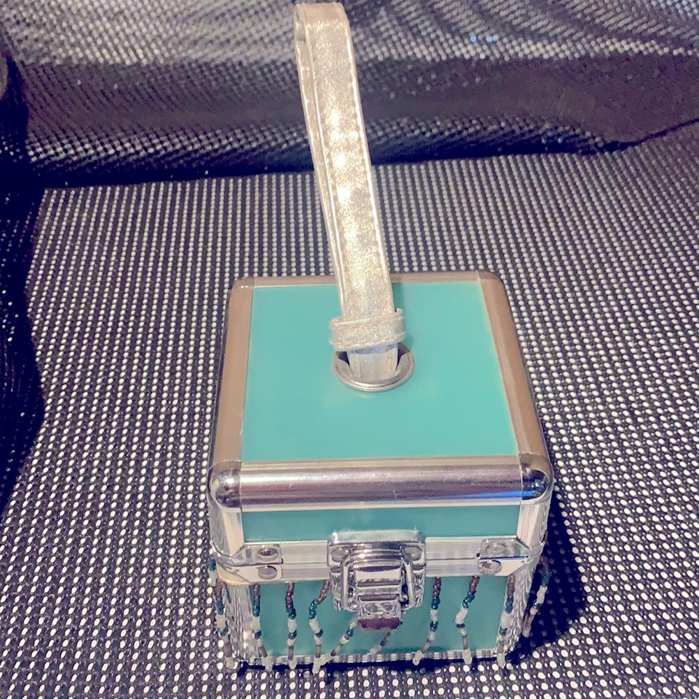 Can be used as a purse or storage